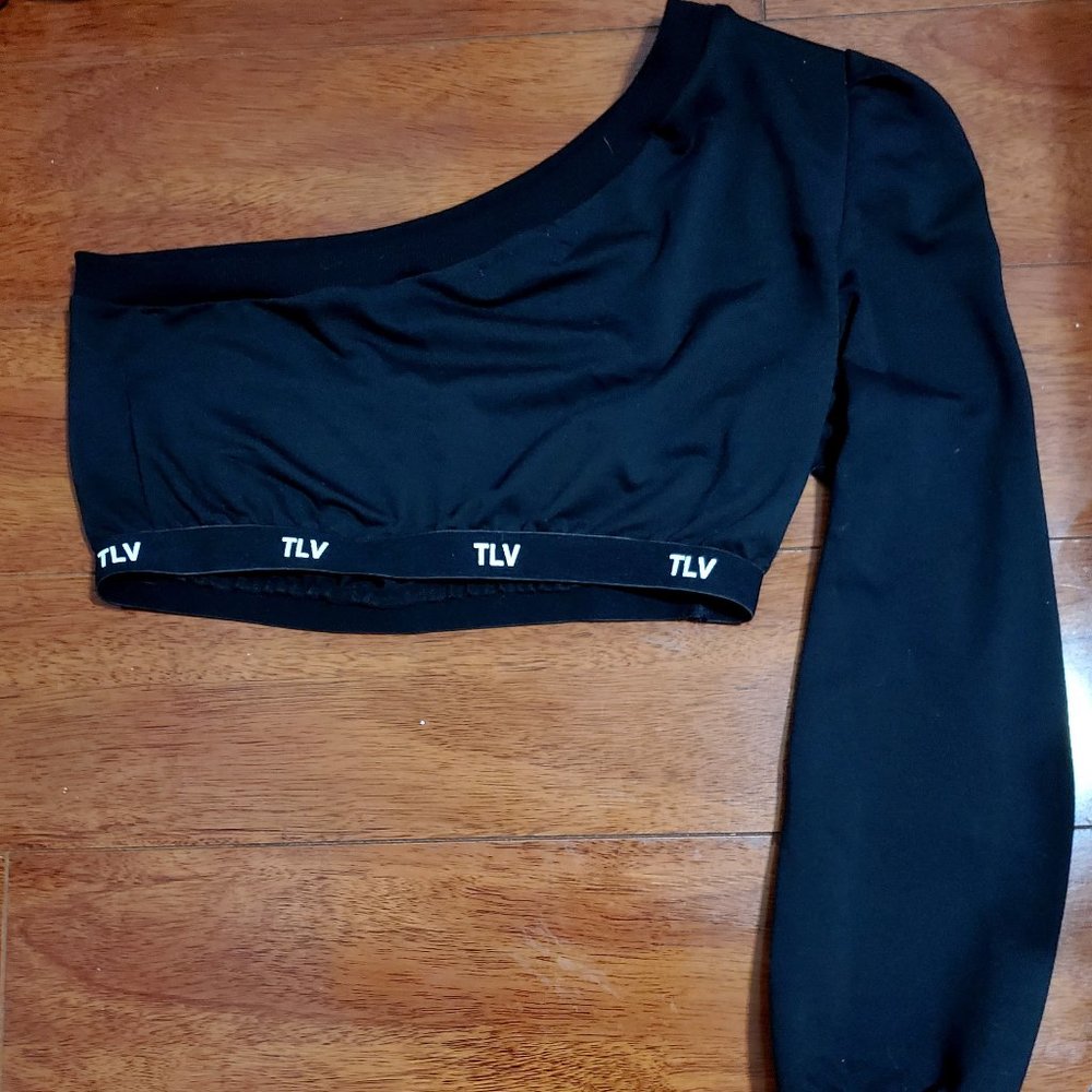 Black off shoulder one sleeve crop top